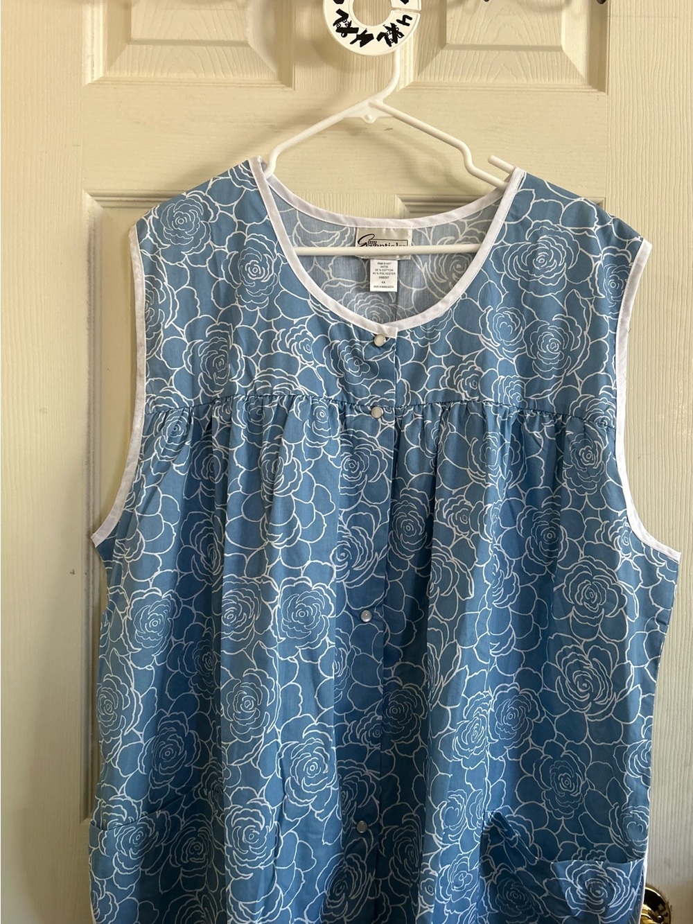 4XL. Sleeveless Blue Floral Button-Front Top with White Trim